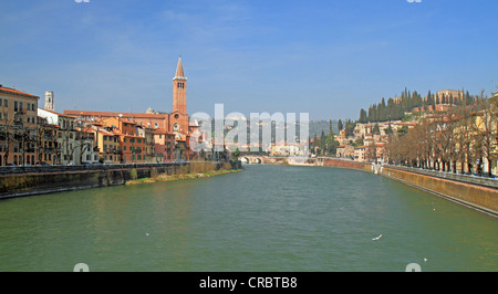 Fiume Adige come si vede dal Ponte Nuovo ponte con la Chiesa di Sant'Anastasia e le colline di San Pietro, Verona, Veneto Foto Stock