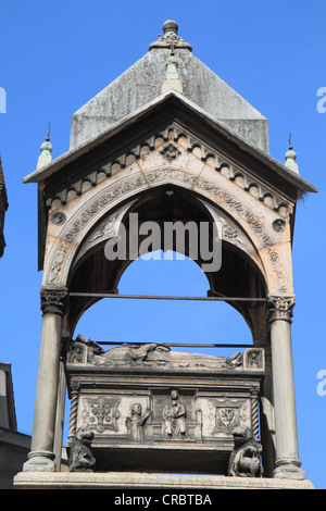 Tomba di Guglielmo da Castelbarco presso la chiesa di Sant'Anastasia, Verona, Veneto, Italia, Europa Foto Stock