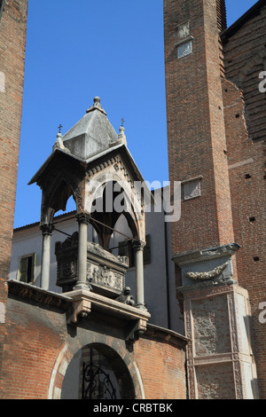 Tomba di Guglielmo da Castelbarco presso la chiesa di Sant'Anastasia, Verona, Veneto, Italia, Europa Foto Stock