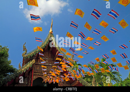 Tempio buddista Wat Umung con bandiere Thai, Chiang Mai, Thailandia del Nord della Thailandia, Asia Foto Stock