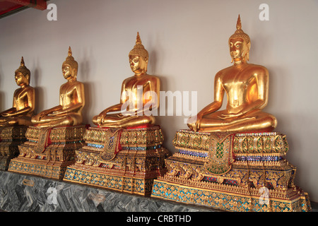 Le statue del Buddha in meditazione, tempio buddista Wat Pho, Bangkok, Thailandia, Asia Foto Stock