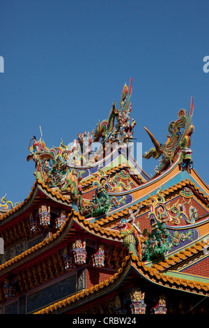 Drago Cinese scultura sul tetto di un tempio, Jiu Fen, Ruifang, Taipei County, Taiwan Foto Stock