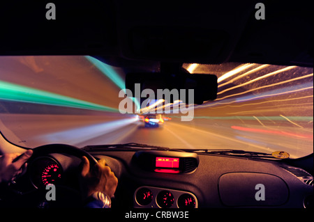 Alla guida di una vettura in un tunnel Foto Stock