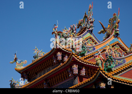 Drago Cinese scultura sul tetto di un tempio, Jiu Fen, Ruifang, Taipei County, Taiwan Foto Stock