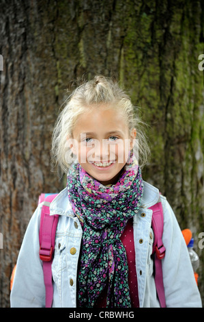 Ragazza 9 anni, con zaino di scuola il primo giorno di scuola dopo le vacanze estive Foto Stock