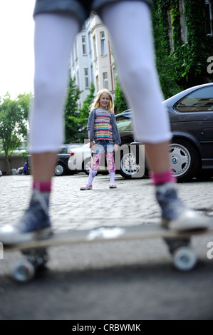 Bambini che giocano in una strada residenziale nel centro della città di Düsseldorf, Renania settentrionale-Vestfalia, Germania, Europa Foto Stock