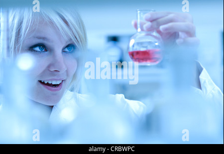 Primo piano di una femmina di ricercatore di effettuare esperimenti in un laboratorio - guardando sorpreso Foto Stock