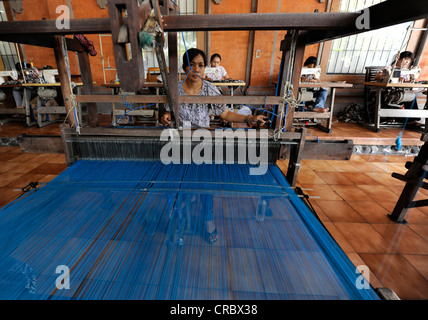 Donna che lavorano in corrispondenza di un telaio di tessitura in Tenganan, Bali, Indonesia, sud-est asiatico Foto Stock