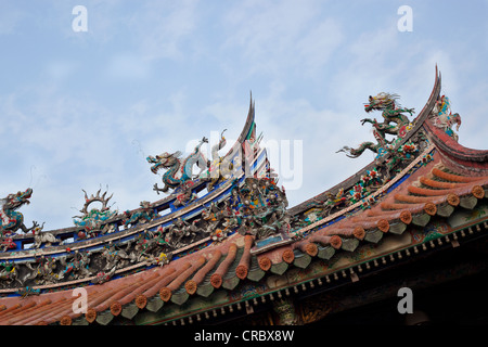 Drago Cinese scultura sul tetto di un tempio, Jiu Fen, Ruifang, Taipei County, Taiwan Foto Stock