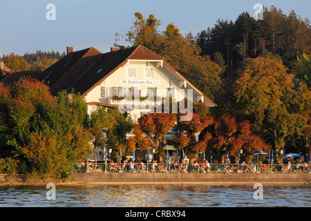 Lakeside Hotel con giardino della birra in Ammerland, Muensing, Lago Starnberger o Lago di Starnberg, cinque laghi, Alta Baviera Foto Stock