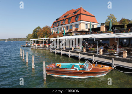 Barca di fronte Hotel Schloss Berg sul Lago di Starnberg, Berg, Fuenfseenland, cinque distretto dei laghi, Alta Baviera, Baviera Foto Stock