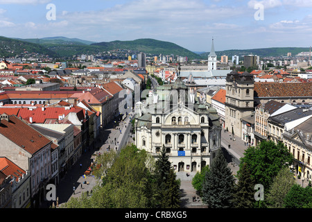 Vista di Kosice con il Teatro di Stato e Hlavna zona pedonale, Kosice, Slovacchia, Europa Foto Stock