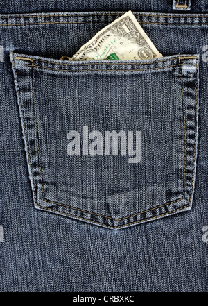 Crumpled 1 dollaro americano bill in una tasca dei jeans Foto Stock