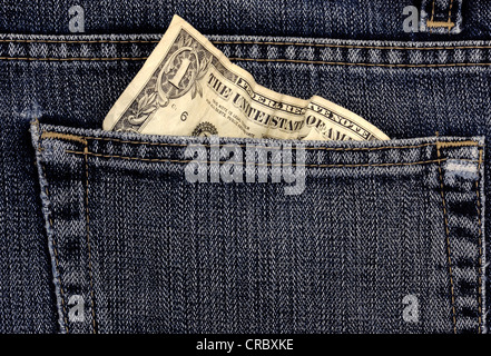 Crumpled 1 dollaro americano bill in una tasca dei jeans Foto Stock