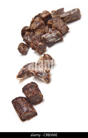 Wors secco- salsiccia secca Beef Jerky, isolato su una bianca di sfondo per studio. Foto Stock
