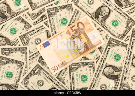 50 di banconote in euro che giace al di sopra di 1 US Dollar Bills Foto Stock