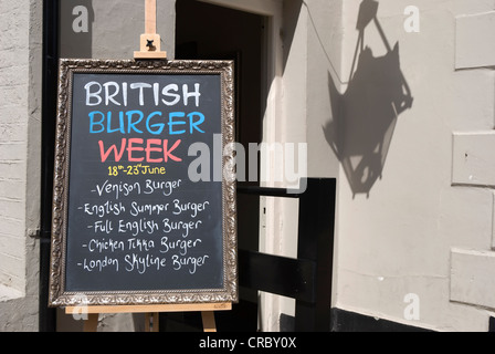 Segno di una british burger settimana l'evento presso un pub a Twickenham, Inghilterra, con tariffa compresa la carne di cervo e di pollo tikka hamburger Foto Stock