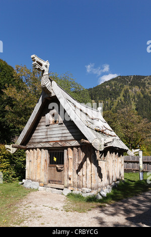 Capanna in legno a sfaldarsi Viking villaggio sul lago di Walchen, Herzogstand montagna all'indietro, Alta Baviera, Baviera Foto Stock