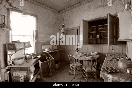 Cucina interna, il soggiorno di un cittadino benestante, James Stuart Caino, città fantasma di Bodie, un ex città di minatori d'oro Foto Stock