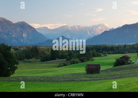 Wetterstein mountain range, montagna Zugspitze e Murnauer Moos palude come visto da Murnau, Blaues Land regione Foto Stock