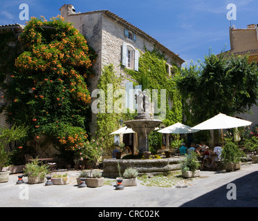 Street cafe in Saignon, Vaucluse, Provence-Alpes-Côte d'Azur, in Francia, Foto Stock