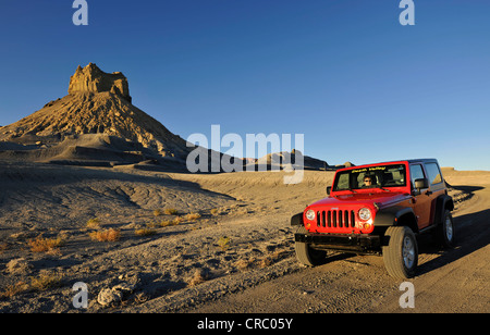 Jeep Wrangler Rubicon, rosso, Badlands, eroso, rocce colorate sul Smokey Mountain Road al punto Alstrom, Bigwater, Glen Canyon Foto Stock