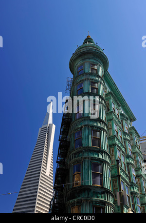 Piramide Transamerica, grattacielo, dietro la torre di Columbus, noto anche come Palazzo Sentinella, dal Quartiere Finanziario di San Francisco Foto Stock