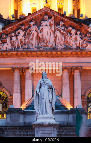 Statua della regina Vittoria di fronte al Municipio di Belfast, Irlanda del Nord, in Irlanda, Gran Bretagna, Europa, PublicGround Foto Stock