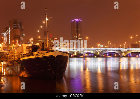 Confiance, ristorante, nave, Queen's ponte che attraversa il fiume Lagan, Obel torre sul retro, , Regno Unito, Europa, PublicGround Foto Stock