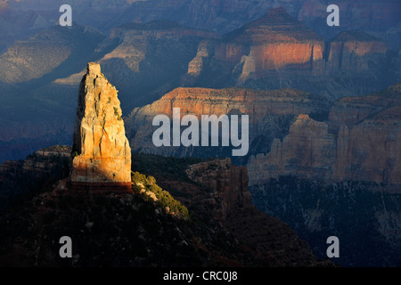 Vista dal punto Imperial verso l'ultima luce sul monte Hayden al tramonto, il Grand Canyon National Park, North Rim, Arizona Foto Stock