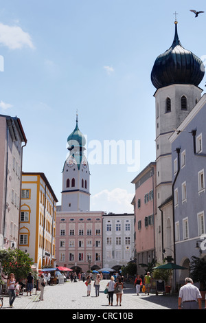 San Nicolò Kirche chiesa, sinistra e Heilig-Geist-Kirche chiesa, destra Heilig-Geist Strasse, Rosenheim, Alta Baviera Foto Stock