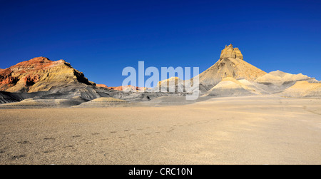 Badlands, eroso, rocce colorate, carbone, lungo lo Smoky Mountain Road al punto Alstrom, Bigwater, Glen Canyon National Foto Stock