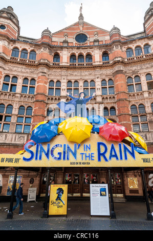 Il Palace Theatre Shaftesbury Avenue London UK withe cantando sotto la pioggia segni al di fuori Foto Stock