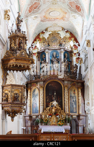 Il pulpito e l altare della Santissima Trinità la chiesa del pellegrinaggio, Heilige Dreifaltigkeit chiesa, Weihenlinden, parrocchia di Bruckmuehl Foto Stock