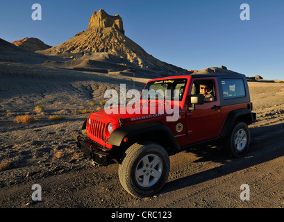 Jeep Rubicone, rosso, Badlands, corrose color rocce lungo la Smoky Mountain Road al punto Alstrom, Bigwater, Glen Canyon Foto Stock