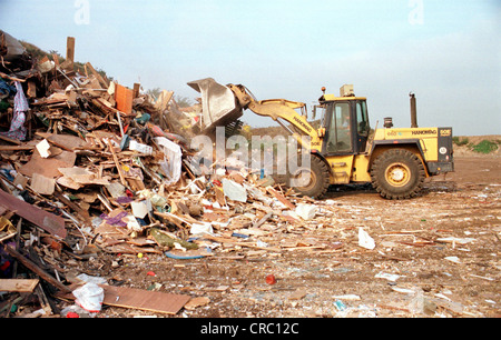 Un escavatore a lavorare su un sito di discarica in Bremen, Germania Foto Stock