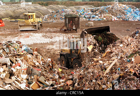 Un escavatore a lavorare su un sito di discarica in Bremen, Germania Foto Stock