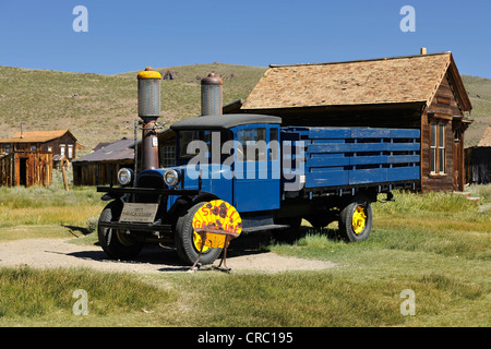 1927 Dodge Graham carrello, di fronte alla stazione di rifornimento Shell, città fantasma di Bodie, un ex città di minatori d'oro Foto Stock