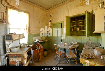 Interno, cucina della residenza di James Stuart Caino, un cittadino benestante dalla città fantasma di Bodie Foto Stock