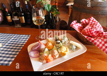 Varie si diffonde su una piastra, Bernd Pulker wine bar, Heuriger, Ruehrsdorf vicino Rossatz, Wachau, Austria Inferiore, Austria, Europa Foto Stock