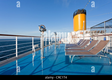 Prendere il sole sedie sul ponte superiore della nave da crociera Foto Stock