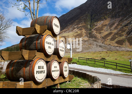 Whisky di barili al di fuori del clachaig inn glencoe Highlands della Scozia uk Foto Stock