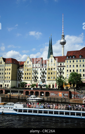 Escursione in barca sul fiume Sprea, case a Spreeufer riverside, la torre della televisione sul retro, Berlin Mitte, Germania, Europa Foto Stock