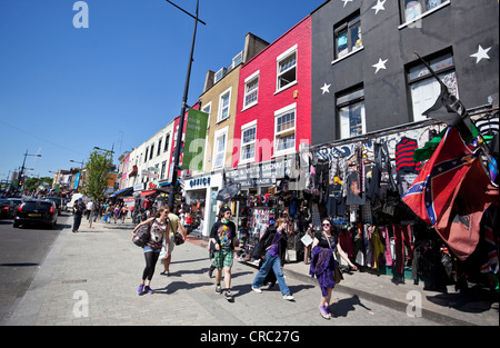Scena di strada su Camden High Street, la fila di negozi di Camden Town, London, NW1, England, Regno Unito Foto Stock