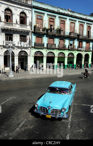Il blu degli anni cinquanta auto d'epoca sul Prado Square, Paseo de Marti, un viale nel centro di Avana, Centro Habana, Cuba Foto Stock
