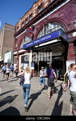 Scena di strada al di fuori di stazione della metropolitana di Camden Town, London, NW1, England, Regno Unito Foto Stock