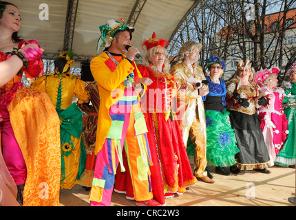 La danza del mercato le donne, Martedì Grasso, Viktualienmarkt square, Monaco di Baviera, Baviera, Germania, Europa Foto Stock