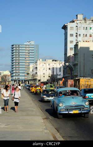 Il traffico al Malecon, Avenida de Antonio Maceo, un viale lungo il centro città dell Avana, Centro Habana, Cuba Foto Stock