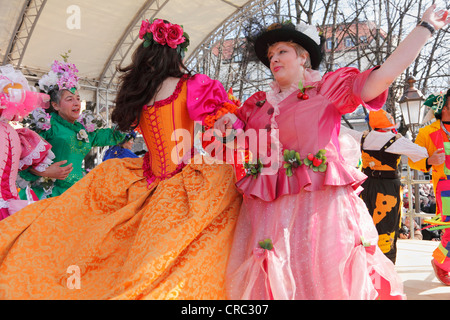 La danza del mercato le donne, Martedì Grasso, Viktualienmarkt square, Monaco di Baviera, Baviera, Germania, Europa Foto Stock