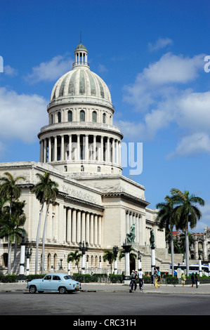 Anni Cinquanta auto d'epoca, nella parte anteriore del Capitolio Nacional, un edificio in stile neoclassico, Prado Square, Paseo de Marti, un Foto Stock